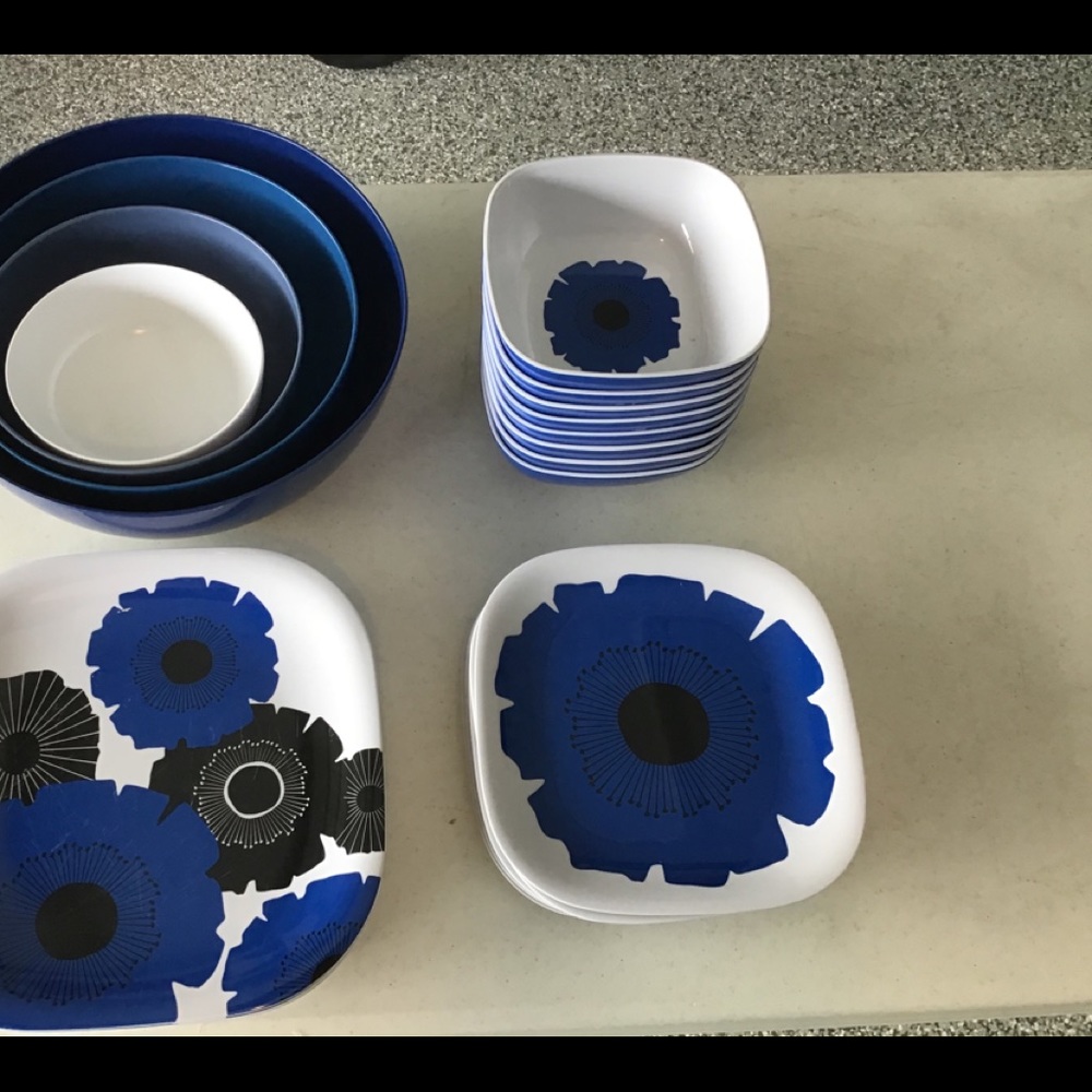 Dinnerware set - Picture 2 of 2
